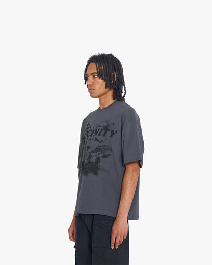 HIDDEN HILLS TEE DARK GREY - VICINITY